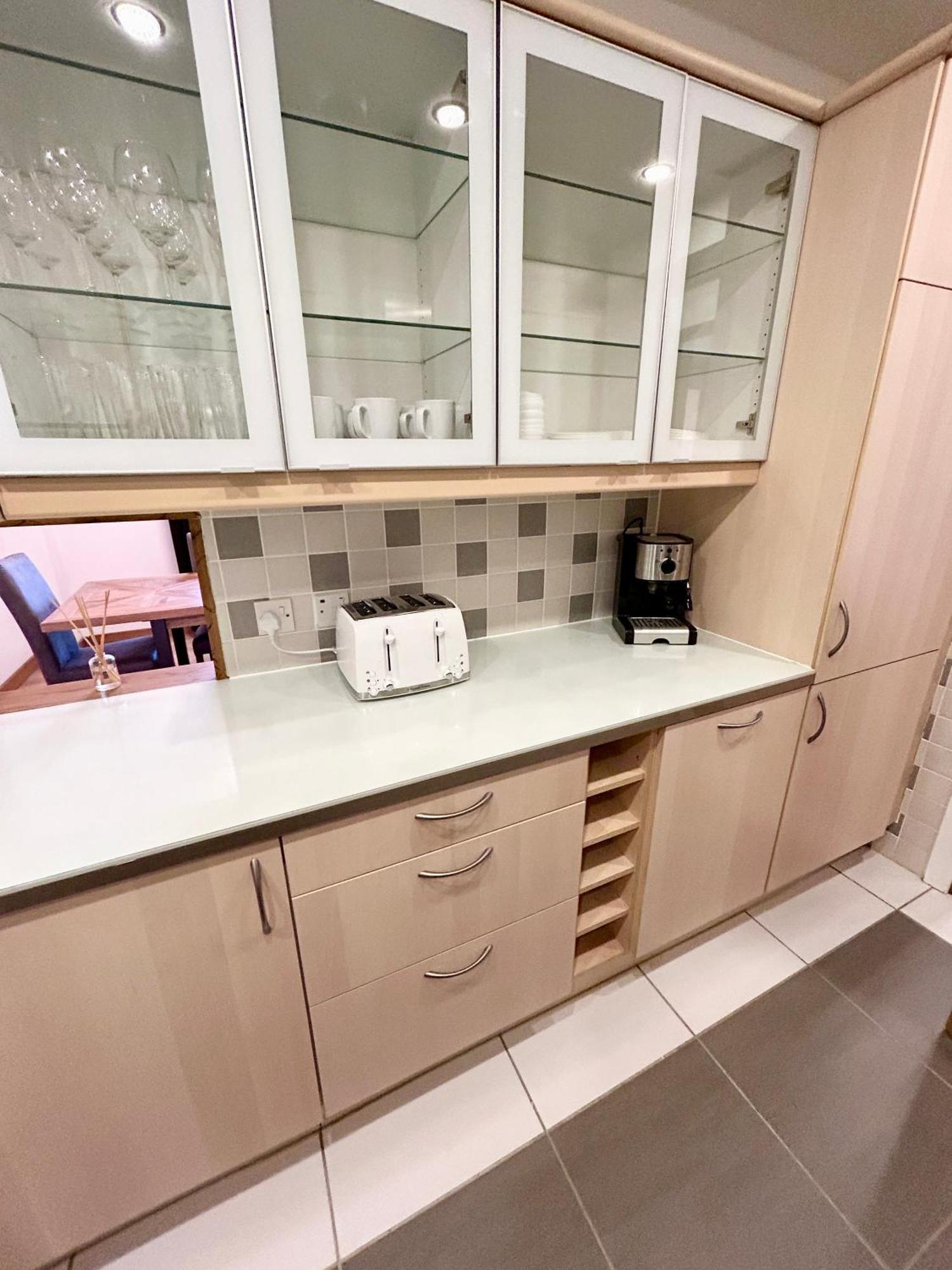 Spacious 3 Bedroom Apartment Close To Marina, 2 Parking Spaces, Kingsize Or Single Beds 南安普敦 外观 照片