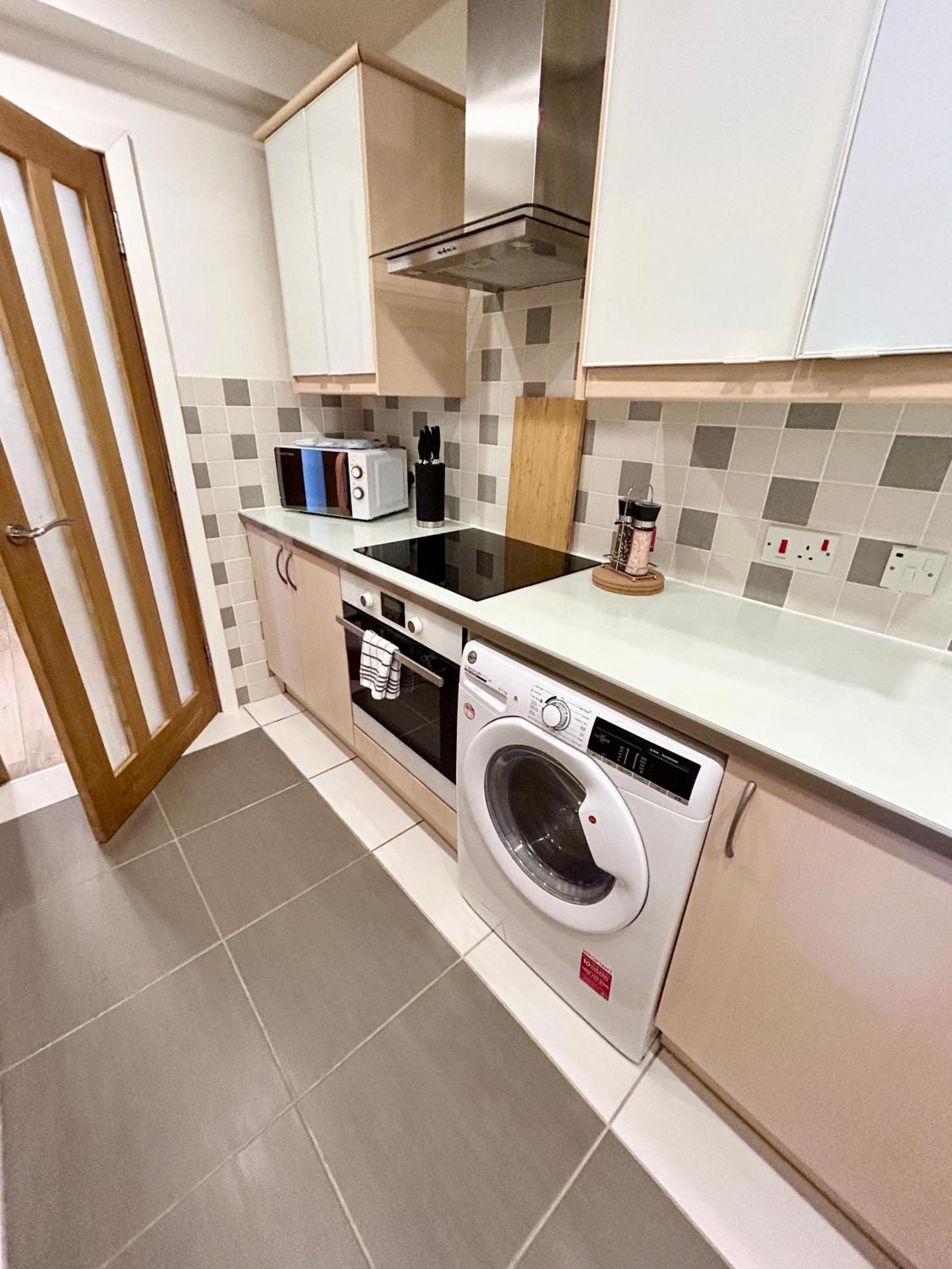 Spacious 3 Bedroom Apartment Close To Marina, 2 Parking Spaces, Kingsize Or Single Beds 南安普敦 外观 照片