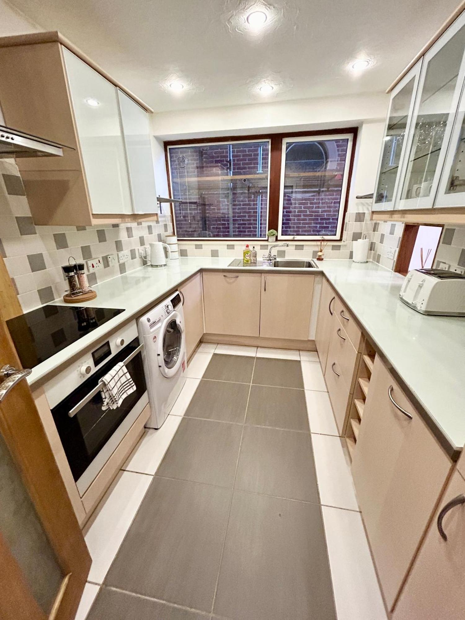 Spacious 3 Bedroom Apartment Close To Marina, 2 Parking Spaces, Kingsize Or Single Beds 南安普敦 外观 照片