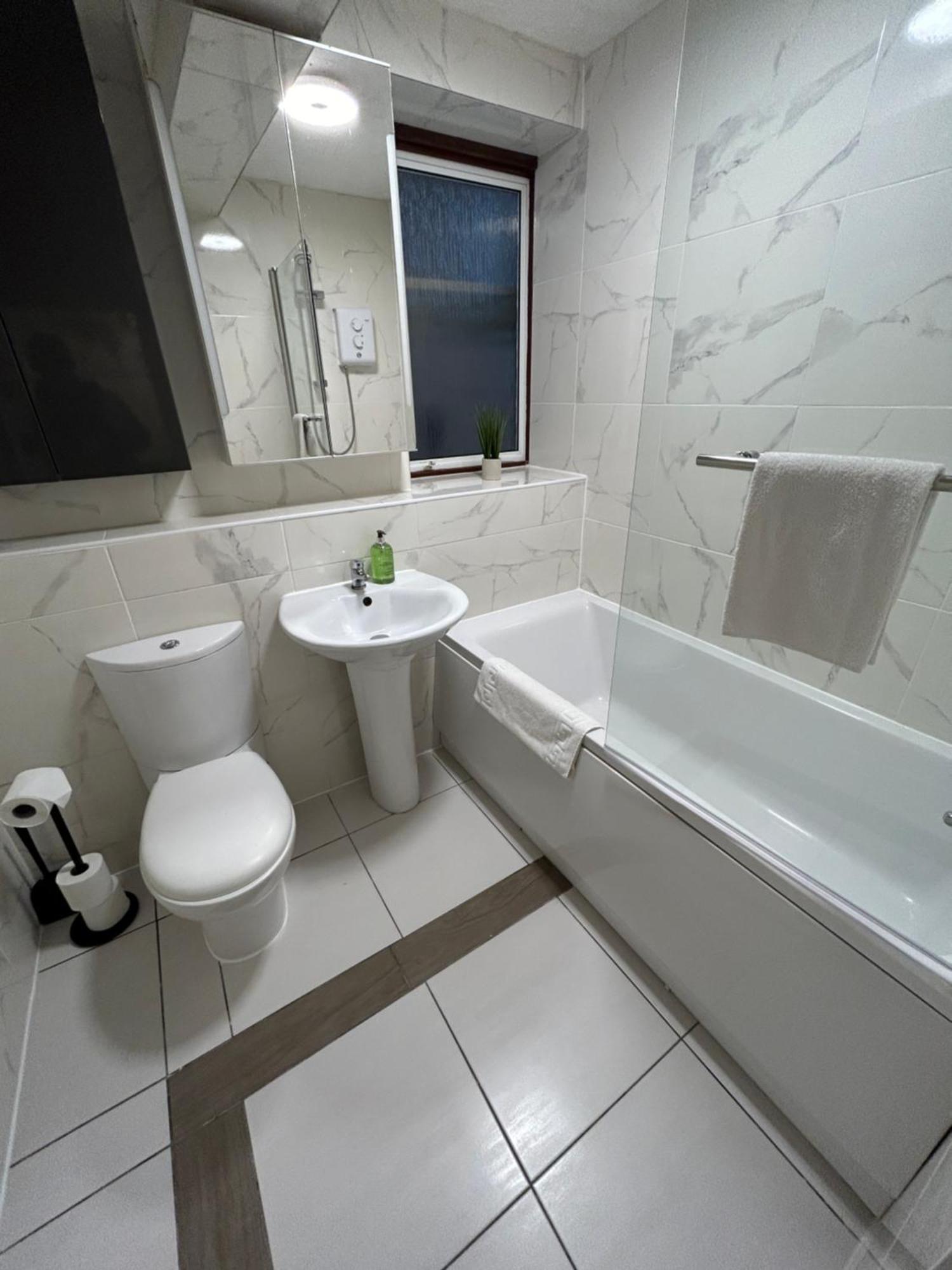Spacious 3 Bedroom Apartment Close To Marina, 2 Parking Spaces, Kingsize Or Single Beds 南安普敦 外观 照片